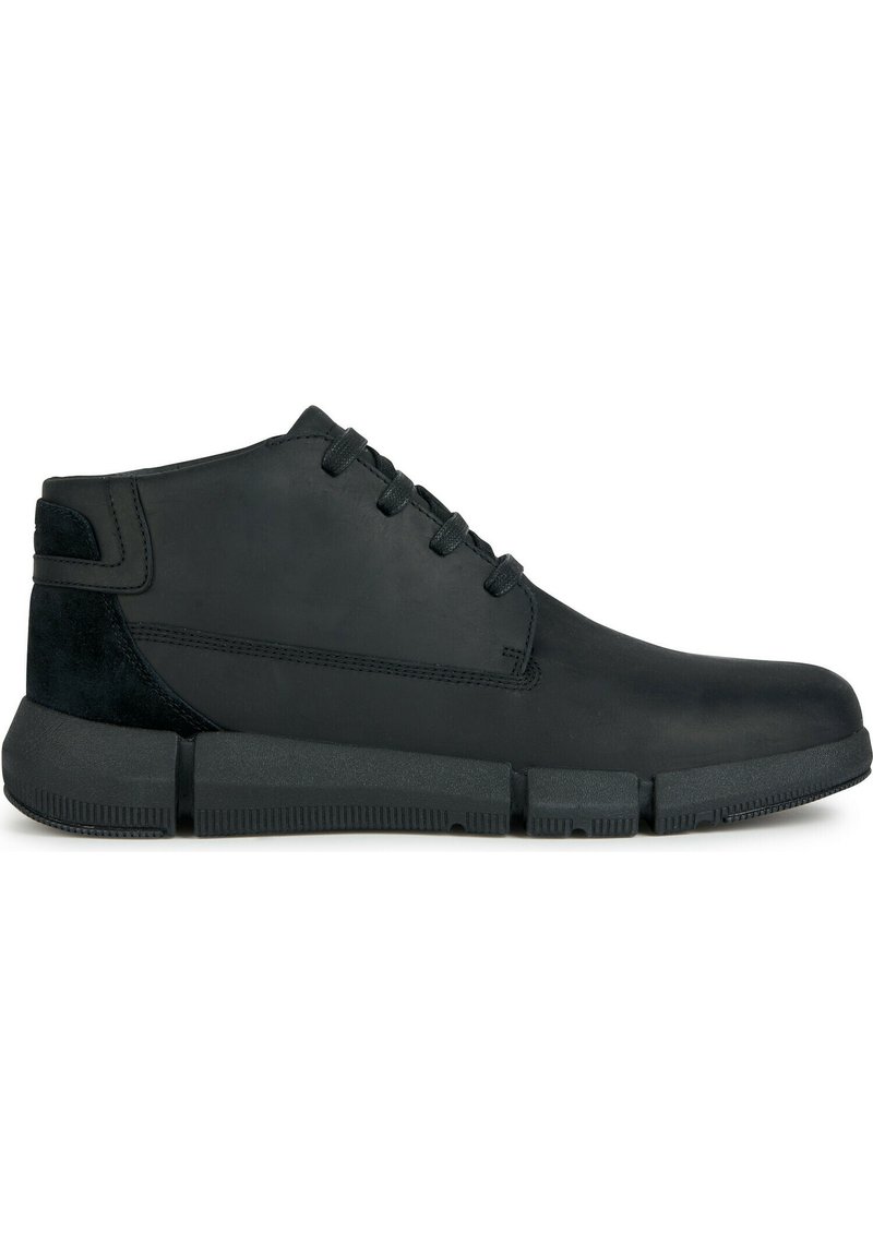 Schwarze Mid-Top-Schuhe mit einem glatten Lederobermaterial, strukturierten Wildlederelementen, Schnürverschluss vorne und einer robusten Gummisohle mit Rillen.
