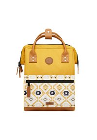 Gelber Canvas-Rucksack mit Lederakzenten, geometrischer weißer und schwarzer Musterung auf der Vorderseite, Tragegriff oben und Reißverschlussfächern.