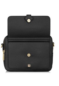Czarny skórzany portfel o teksturowanym wykończeniu, z zapięciem na zatrzask, złotymi akcentami oraz boczną kieszenią zapinaną na zamek.