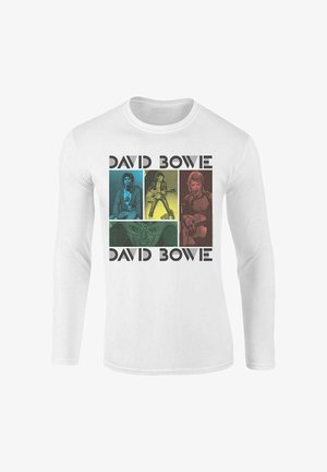Camisa blanca de manga larga que presenta un collage de cuatro imágenes y el texto "DAVID BOWIE" en negrita negra. Las imágenes incluyen varios acentos de color.