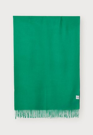 Zelený šátek s třásněmi, vyrobený z měkkého materiálu. Má jednoduchý, jednobarevný design s malou cedulkou v jednom rohu.
