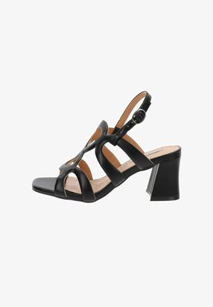 Zwarte hak sandaal met een breed bandontwerp, voorzien van uitsparingen en een verstelbare enkelband. De hak is blokvormig.