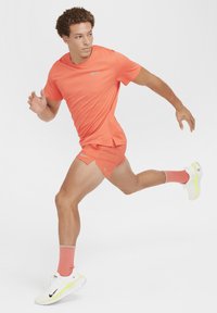 Nike Performance STRIDE - Spordišortsid - lt wild mango/black/reflective silv