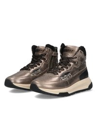 Høje sneakers i metallisk bronze med sorte detaljer, prydet med dekorativ glimmer, strukturerede overflader og en kraftig hvid ydersål.