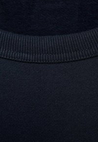 Pullover in maglia di un blu navy scuro, con un colletto a girocollo a coste e tessuto testurizzato, caratterizzato da un corpo liscio e un motivo sottile.