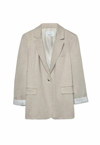 Blazer beige chiaro con design strutturato, dotato di un singolo bottone, due tasche frontali e polsini a righe che spuntano dalle maniche arrotolate.