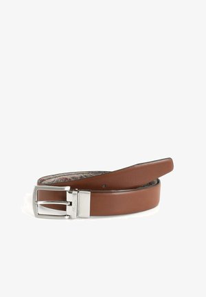 Brauner Ledergürtel mit silberner rechteckiger Schnalle, innen mit einem dekorativen Muster ausgekleidet. Glatte Textur, klassisches Design.