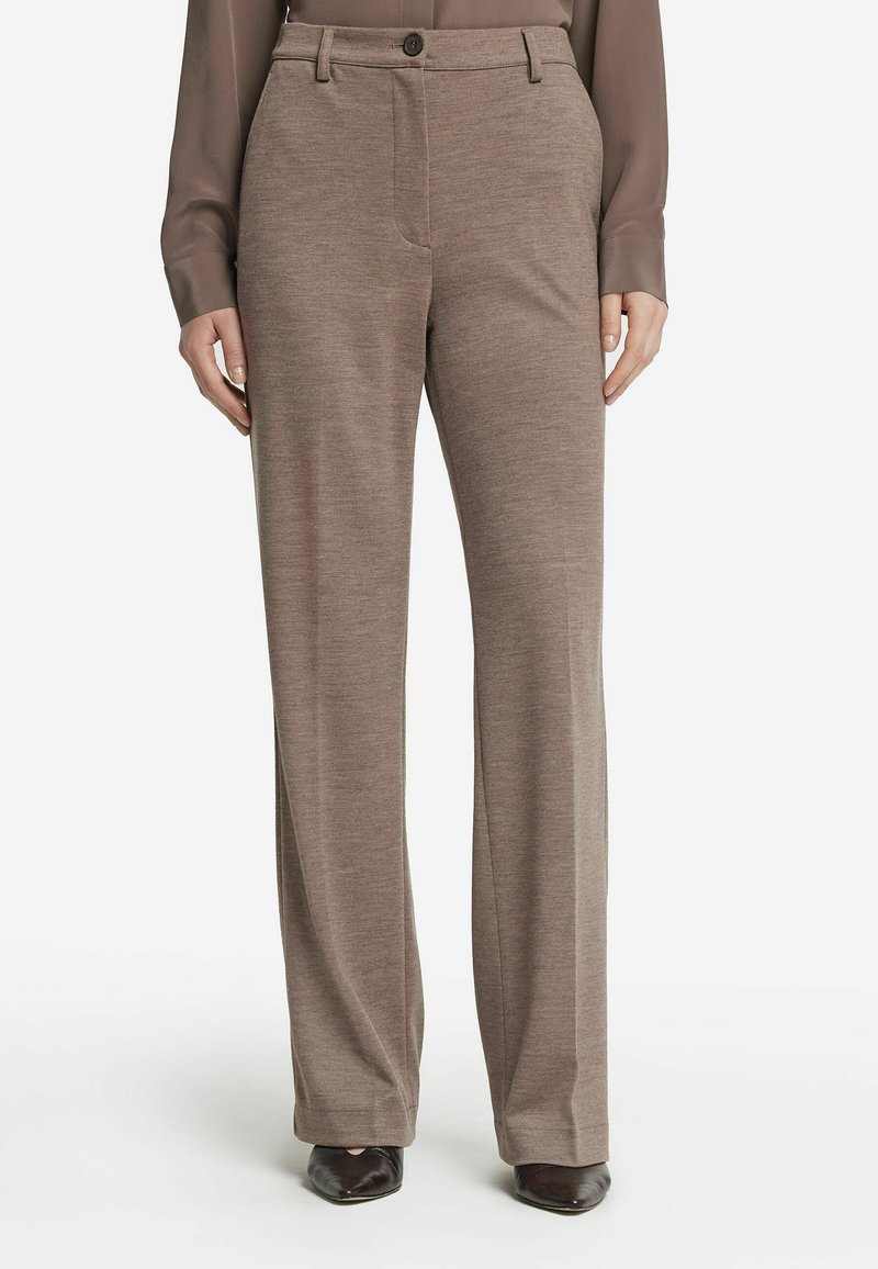 Ljusbruna, vida byxor i mjukt tyg med slät textur, utrustade med knappstängning och sidofickor.