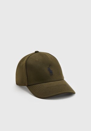 Olivengrøn baseballkasket med buet skygge og broderet polo-spiller-logo på fronten, vist mod en lys baggrund.