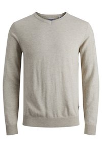 Suéter de punto gris claro con escote en V, mangas largas y puños y dobladillo acanalados. Hecho de una tela suave, presenta un diseño minimalista.