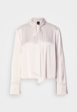 Blouse en soie rose clair avec un col mandarin, des manches longues et un détail noué à l'avant. Texture lisse et design court.
