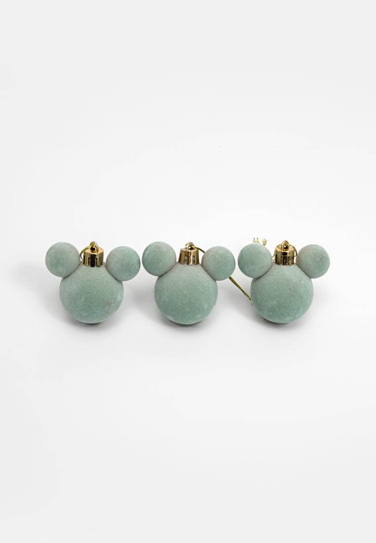 Conjunto de tres adornos esféricos verdes con textura mate, que presentan tapas doradas y acentos en forma de orejas en la parte superior.
