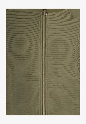 Kurtka na zamek w oliwkowej zieleni o prążkowanej fakturze, wyposażona w centralny metalowy zamek i zaokrąglony dekolt.