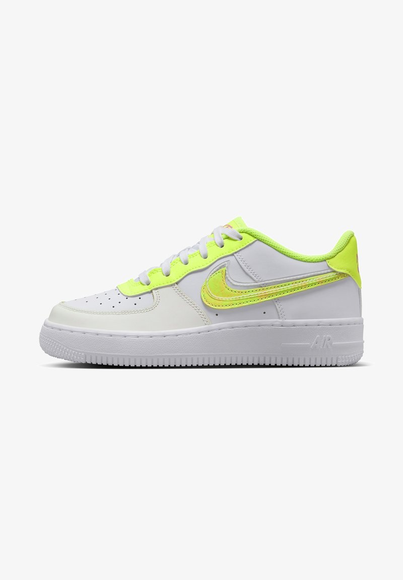 Baskets basses blanches avec des accents jaune néon, des lacets blancs et un logo Nike Swoosh jaune néon sur le côté.