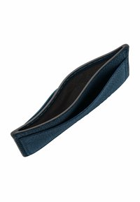 Blaues Lederportemonnaie mit strukturierten Oberflächen und schwarzem Innenleben. Es hat eine schlanke, längliche Form mit abgerundeten Kanten und kontrastierenden Nähten.