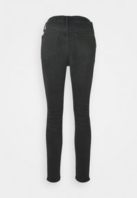 Schwarze schmale Jeans mit hoher Taille, klassischem Fünf-Taschen-Design, dezentem Verblassen und glatter Denim-Oberfläche.