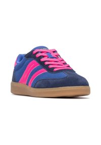 Blauwe suède sneakers met roze accenten, met drie roze strepen, roze veters en een gumrubberen zool. Ontworpen voor casual gebruik.