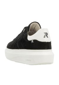 Schwarze Wildleder-Sneaker mit einer weißen Fersenkappe und Gummisohle. Verfügt über flache Schnürsenkel und ein strukturiertes Obermaterial, mit einem kleinen Logo-Akzent.