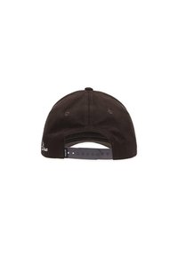 Μαύρο καπέλο από σουέντ με στρογγυλή κορυφή, ρυθμιζόμενο πλαστικό λουράκι στο πίσω μέρος και λευκά κεντημένα γράμματα στην αριστερή πλευρά.