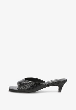 Mule negra de tacón bajo con puntera cuadrada y parte superior de cuero con textura de cocodrilo, trasera abierta y estilo sin cierre.