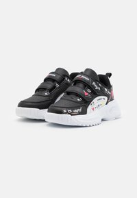 Adidași sintetici negri cu accente albe, cu benzi Velcro, perforații pentru ventilație și texte și grafice colorate.