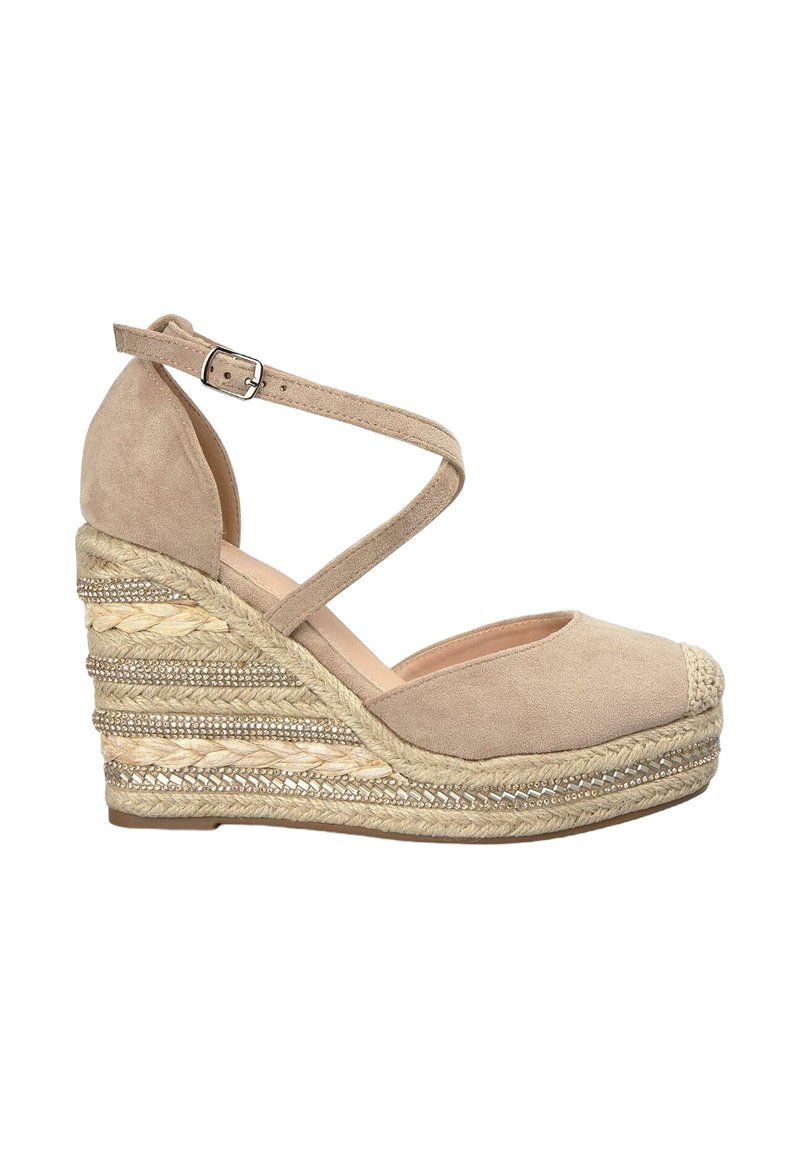 Sandali con zeppa in suede beige, con punta arrotondata, cinturino alla caviglia a incrocio e piattaforma in giuta intrecciata con accenti metallici.
