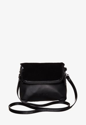 Sac à main noir avec un rabat supérieur brillant et une section inférieure texturée. Comprend une bandoulière amovible et une fermeture éclair. Forme rectangulaire compacte.