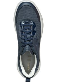 Sneaker blu navy con tomaia in rete e dettagli lucidi, punta rotonda, lacci e suola imbottita. Logo visibile all'interno.