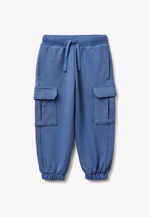 Blauwe cargo joggingbroek voor kinderen met elastische boorden, taille met trekkoord en zijflapzakken tegen een witte achtergrond.