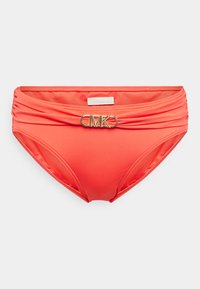 Costum de baie de tip slip coral, realizat dintr-un material neted, cu un design răsucit la talie și un accent cu logo-ul "MK" în centrul din față.