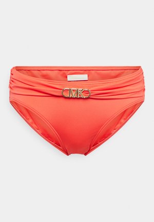 Slip da bagno corallo in tessuto morbido, con un design attorcigliato in vita e un accento del logo "MK" dorato al centro davanti.