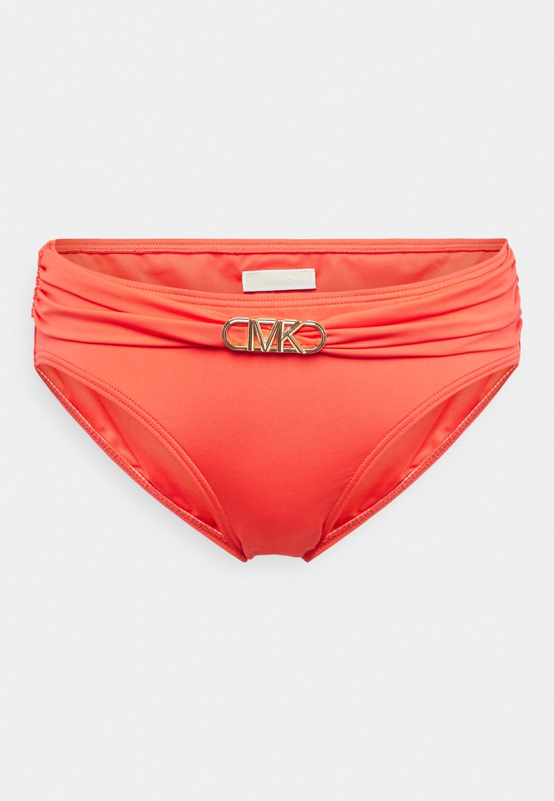 Costum de baie de tip slip coral, realizat dintr-un material neted, cu un design răsucit la talie și un accent cu logo-ul "MK" în centrul din față.