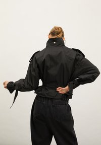 Motivi CON COULISSE IN VITA - Giacca leggera - nero