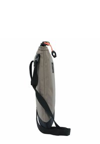 Bolso cruzado de tela gris con un diseño acampanado, correa ajustable, herrajes negros y un cierre de cordón con un acento naranja.