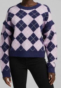 Stickad tröja med ett stort diamantmönster i lavendel och marinblått, accentuerad med vit söm. Fitted muddar och rund halsringning.