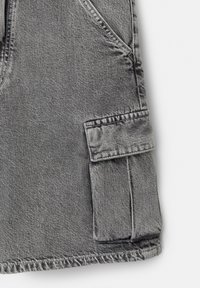 Shorts en denim gris avec une poche cargo, des détails cousus et une texture légèrement déchirée pour un aspect robuste.