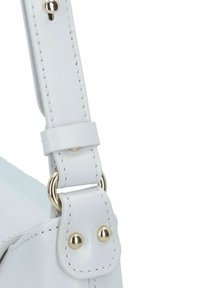 Cintura per borsa in pelle bianca con hardware dorato, cuciture visibili e design a gancio per lunghezza regolabile.