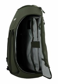 Zaino verde scuro con un ampio scomparto principale con cerniera che mostra una tasca imbottita per laptop e una tasca interna in rete.