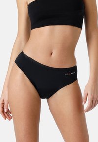 Slip da bagno neri realizzati in una morbida stoffa, con un design semplice, taglio basso e un piccolo dettaglio del logo sulla vita.