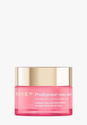 Barattolo rosa di Nuxe Prodigieuse Hyalu Boost balsamo olio notte rigenerante con coperchio dorato e testo bianco che include acidi ialuronici e poliglutammici.