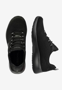 Schwarze Sportschuhe mit atmungsaktivem Mesh-Obermaterial, runder Zehenpartie, dicker Sohle und elastischen Schnürsenkeln für eine verstellbare Passform.