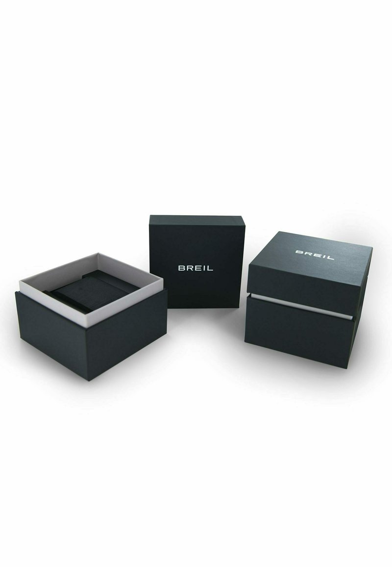 Scatole per gioielli nere in cartone, una con interno grigio, con il logo "BREIL" impresso in bianco. Forma quadrata con linee pulite.