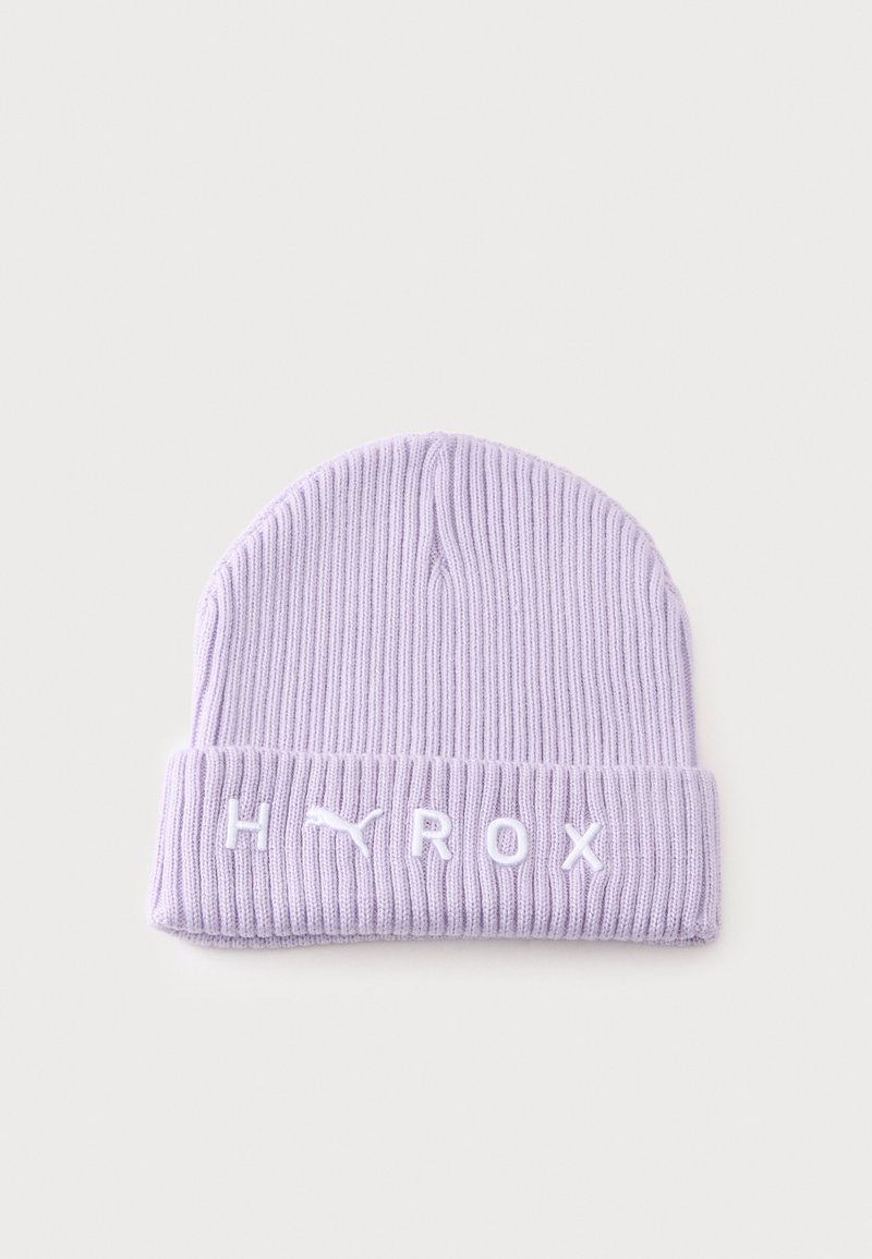 Bonnet en maille côtelée violet clair avec revers, arborant des lettres blanches brodées et un logo Puma épelant "H R O X".