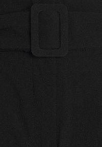 Svart tyg med kvadratiskas spännesdetalj, med en slät yta och ren, skräddarsydd design som är l ämplig för mångsidig styling.