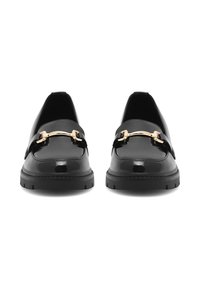 Pantalonii din piele lacuită neagră au un accent din metal de culoare aurie, un design conic, talpă plată și cusături contrastante pe margini.