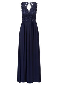 Abito lungo blu navy con scollatura a V profonda, dettagli in pizzo sul corpetto e vita arr gathered per una silhouette fluida.