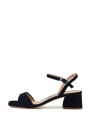 Sandali aperti in suede blu navy con punta quadrata, cinturino alla caviglia regolabile e tacco a blocco per stabilità. Texture liscia e design semplice.