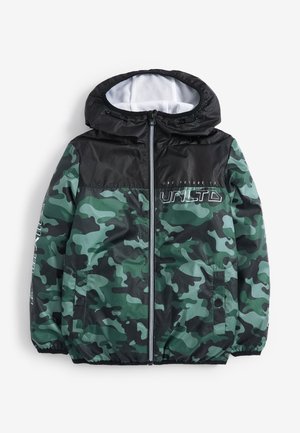 Dziecięca wiatrówka z kapturem w zielono-czarny wzór moro, czarną górną częścią na klatce piersiowej, frontowym zamkiem błyskawicznym oraz nadrukowanym tekstem na piersi i rękawie.