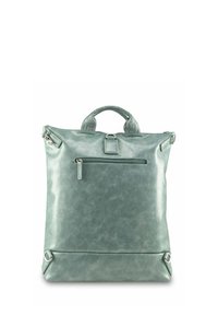 Zaino in pelle verde con una texture liscia, manico superiore, tasca anteriore con zip e dettagli in metallo argentato. Forma quadrata con angoli rinforzati.