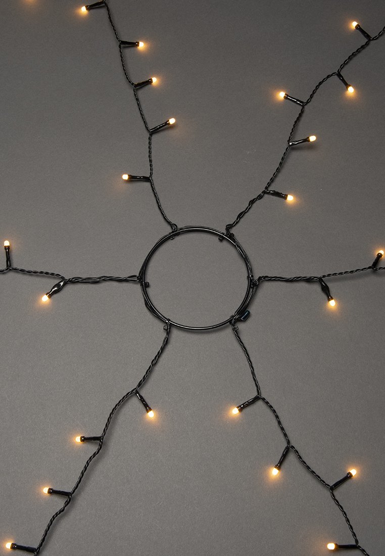 Schwarze, drahtgebundene, kreisförmige Lichterketten mit mehreren warmweißen LED-Leuchten, die sich in sechs Strängen nach außen erstrecken, vor einem grauen Hintergrund.